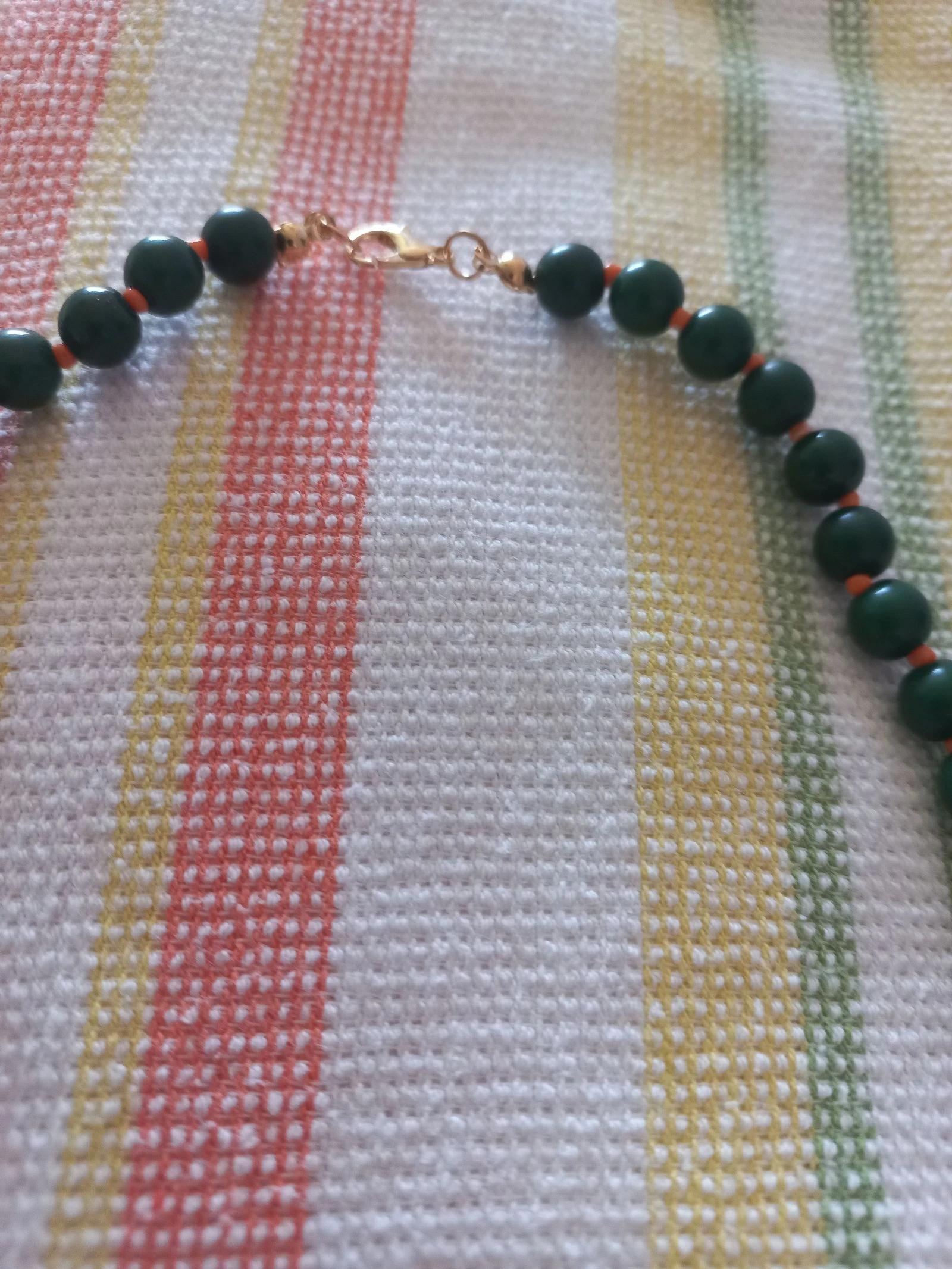 Collier de perles en résine verte avec des touches fuchsia et des pendentifs – photo 5